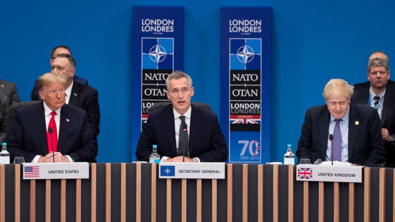 El Primer Ministro del Reino Unido Boris Johnson (der.) y el presidente de los Estados Unidos Donald Trump (izq.) escuchan a Jens Stoltenberg (Centro), Secretario General de la OTAN mientras asiste a la cumbre de la OTAN en el Grove Hotel el 4 de diciembre de 2019 en Watford, Inglaterra. 