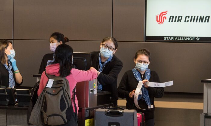 Ciudadanos chinos se registran en su vuelo de Air China a Beijing, en el Aeropuerto Internacional de Los Ángeles en California, EE. UU. el 2 de febrero de 2020. (MARCAR RALSTON/AFP vía Getty Images)