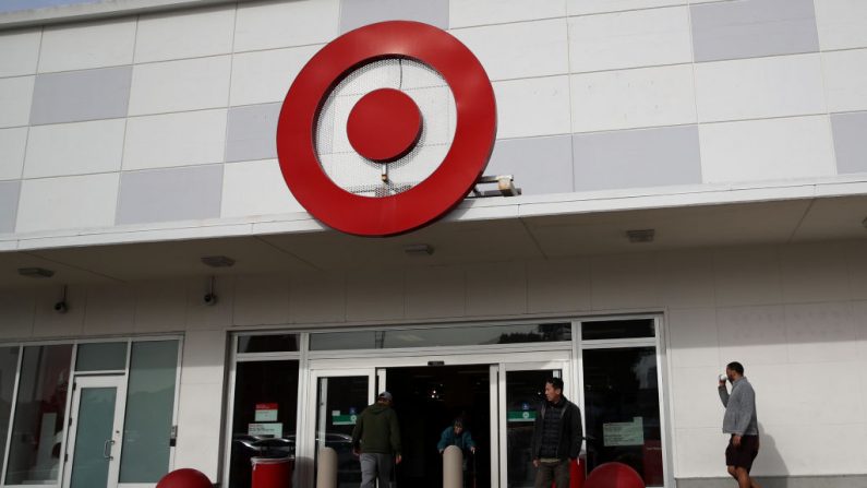 Los clientes salen de una tienda Target el 15 de enero de 2020 en San Francisco, California. ( Justin Sullivan/Getty Images)
