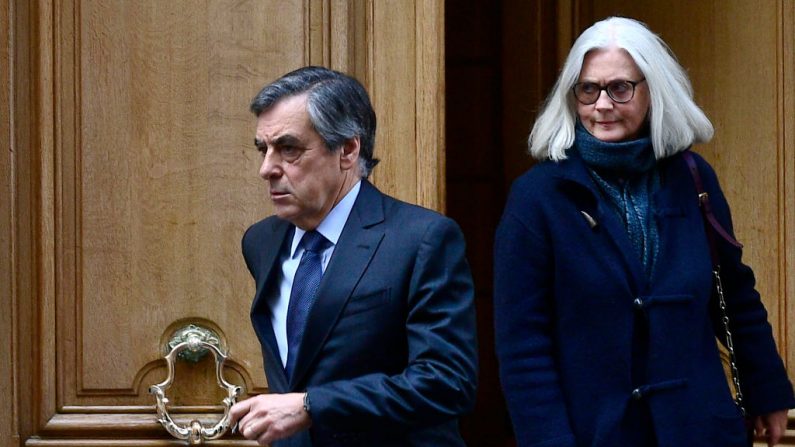 El ex primer ministro francés François Fillon (c) y su esposa Penélope (d) salen de su casa el 24 de febrero de 2020 en París (Francia). (Foto de MARTIN BUREAU/AFP vía Getty Images)