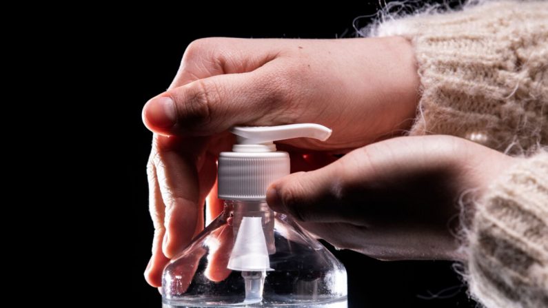 En medio de la propagación del virus del PCCh, una persona toma de una botella de desinfectante hidroalcohólico para manos en París, Francia, el 5 de marzo de 2020, (Lionel Bonaventure/AFP vía Getty Images)