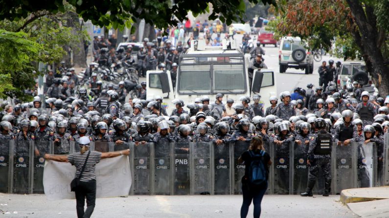 Un grupo numeroso de oficiales de la Policía Nacional Venezolana detrás de sus escudos en una manifestación contra el régimen de Nicolás Maduro organizada por los partidarios de Juan Guaidó el 10 de marzo de 2020 en Caracas, Venezuela. (Edilzon Gamez/Getty Images)