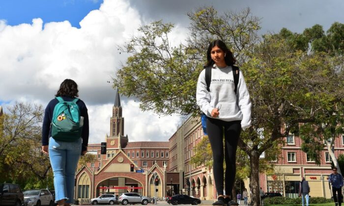 Los estudiantes caminan por el campus de la Universidad del Sur de California en Los Ángeles, California, el 11 de marzo de 2020. (Frederic J. Brown/AFP a través de Getty Images)