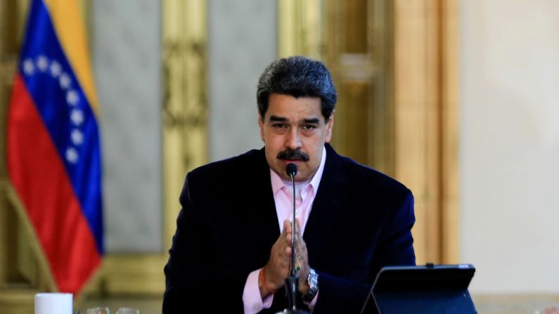 Foto de la administración venezolana que muestra al líder venezolano, Nicolás Maduro, hablando durante un anuncio televisivo, en el Palacio Presidencial de Miraflores en Caracas, el 26 de marzo de 2020. (JHONN ZERPA/Presidencia de Venezuela/AFP a través de Getty Images)
