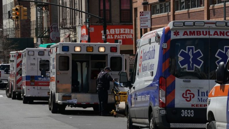 Las ambulancias se estacionan en las afueras del Hospital Wyckoff en el distrito de Brooklyn el 4 de abril de 2020 en Nueva York. (BRYAN R. SMITH/AFP/Getty Images)
