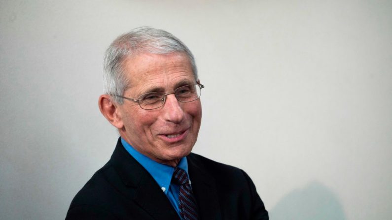 El director del Instituto Nacional de Alergias y Enfermedades Infecciosas, Anthony Fauci, habla durante la sesión informativa diaria sobre el virus del PCCh, en la Sala de Información Brady en la Casa Blanca en Washington, el 9 de abril de 2020. (Jim Watson/AFP/Getty Images)
