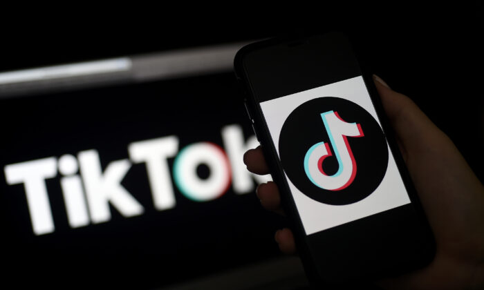En esta foto ilustrativa, el logo de la aplicación de redes sociales, TikTok se muestra en la pantalla de un iPhone en Arlington, Virginia, el 13 de abril de 2020. (OLIVIER DOULIERY/AFP vía Getty Images)