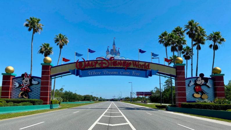 Una carretera vacía conduce a un parque de Disney desierto después de que se cerrara debido a la pandemia de COVID-19 en Kissimmee, Florida, el 5 de mayo de 2020. (Foto de DANIEL SLIM/AFP vía Getty Images)