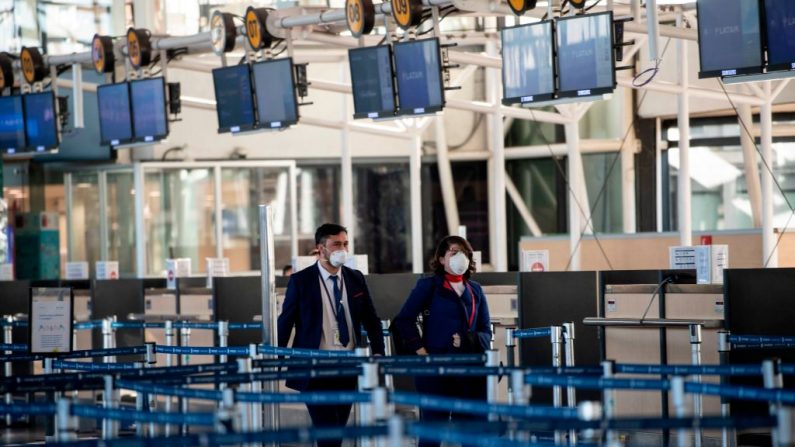 Las azafatas llevan máscaras en el Aeropuerto Internacional de Santiago, en Santiago, el 05 de mayo de 2020 durante la nueva pandemia de coronavirus, COVID-19.  (Foto de MARTIN BERNETTI/AFP vía Getty Images)
