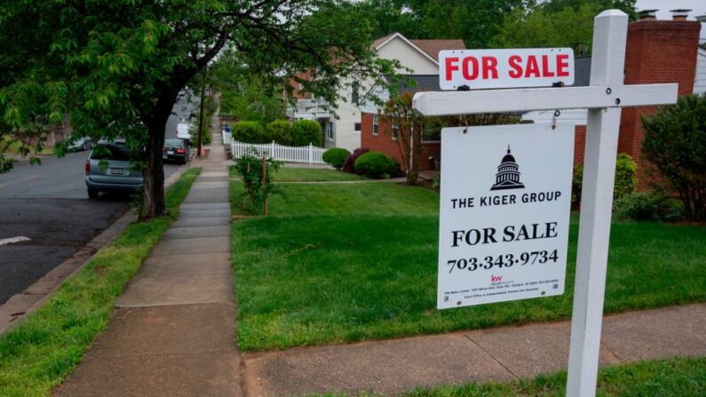 Un letrero de "En venta" se encuentra frente a una casa en Arlington, Virginia, el 6 de mayo de 2020. (ANDREW CABALLERO-REYNOLDS/AFP/Getty Images)