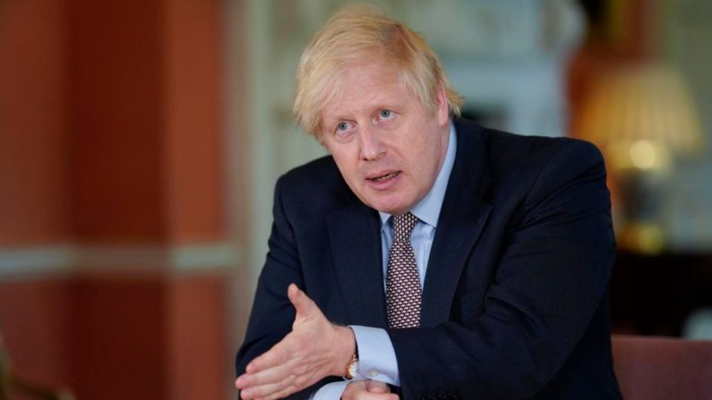 Primer Ministro británico Boris Johnson graba un mensaje televisado a la nación publicado el 10 de mayo de 2020 en Londres, Inglaterra. (No 10 Downing Street/Getty Images)
