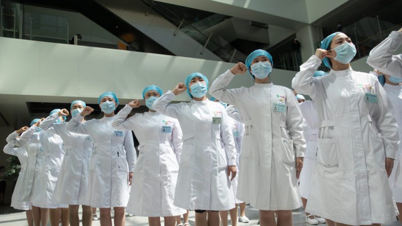 Las enfermeras del Hospital Tongji siguen la solicitud y recitan un juramento en Wuhan, China, el 12 de mayo de 2020. (STR/AFP a través de Getty Images)