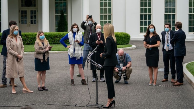 La secretaria de Prensa de la Casa Blanca, Kayleigh McEnany, habla con los reporteros fuera del Ala Oeste de la Casa Blanca el 14 de mayo de 2020 en Washington, DC. (Drew Angerer/Getty Images)
