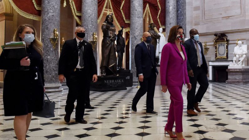 La presidenta de la Cámara de Representantes, Nancy Pelosi, pasa por la Sala de Estatuas del Capitolio de  EE.UU. el 15 de mayo de 2020 en Washington, DC. (OLIVIER DOULIERY/AFP vía Getty Images)
