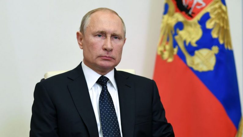 El líder ruso Vladimir Putin preside una reunión sobre medidas de apoyo a la economía y al sector social a través de un enlace de vídeo en la residencia estatal de Novo-Ogaryovo, en las afueras de Moscú, el 19 de mayo de 2020. (ALEXEY NIKOLSKY/SPUTNIK/AFP vía Getty Images)