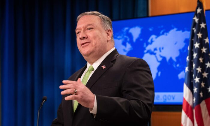 El Secretario de Estado Mike Pompeo habla en la conferencia de prensa en el Departamento de Estado en Washington el 20 de mayo de 2020. (Nicholas Kamm/AFP vía Getty Images)