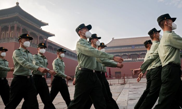 Soldados del Ejército Popular de Liberación (EPL) marchan junto a la entrada de la Ciudad Prohibida durante la ceremonia de apertura de la Conferencia Consultiva Política del Pueblo Chino (CPPCC) en Beijing el 21 de mayo de 2020. (Nicolas Asfouri/AFP vía Getty Images)