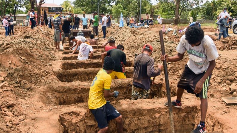 Trabajadores cavan tumbas en el cementerio de Caminos del Cielo en Managua (Nicaragua) el 23 de mayo de 2020 durante la pandemia de  COVID-19. (Foto de ISIDRO HERNANDEZ/AFP vía Getty Images)