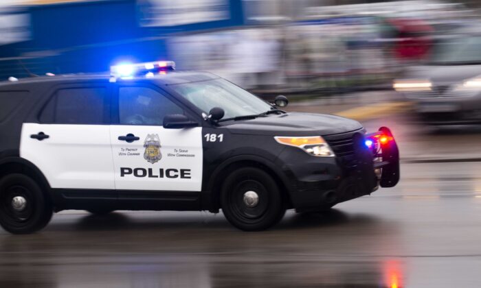 Un coche de policía pasa por Minneapolis, Minn., el 26 de mayo de 2020. (Stephen Maturen/Getty Images)