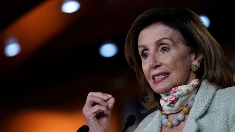 La Presidenta de la Cámara Nancy Pelosi (D-CA) habla durante una conferencia de prensa en el Capitolio de los EE. UU., el 27 de mayo de 2020 en Washington, DC. (Drew Angerer/Getty Images)