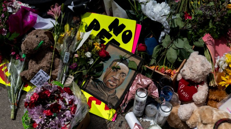 Un homenaje se encuentra en las afueras de Cup Foods, donde George Floyd fue asesinado bajo custodia policial, el 28 de mayo de 2020 en Minneapolis, Minnesota. (Foto de Stephen Maturen/Getty Images)
