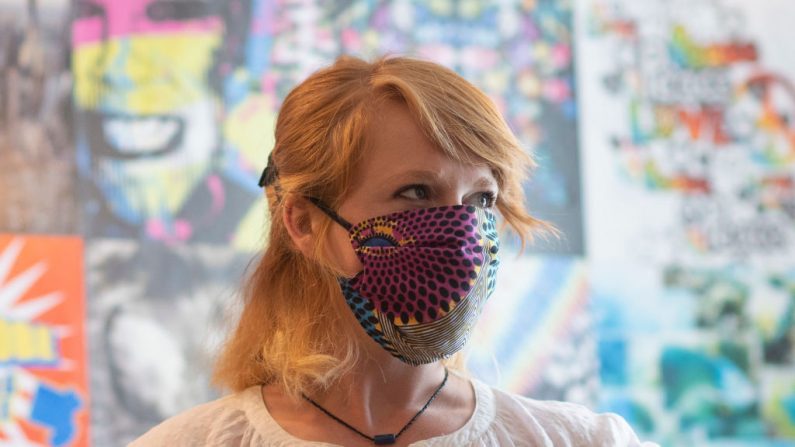 Una voluntaria trabaja en una máscara facial en el estudio de diseño del colectivo de costura "Masks for Extraordinary People" en el sur de Londres, Reino Unido, el 28 de mayo de 2020, donde están haciendo máscaras de colores para los trabajadores clave durante la nueva pandemia del virus del PCCh. (Foto de JUSTIN TALLIS/AFP vía Getty Images)