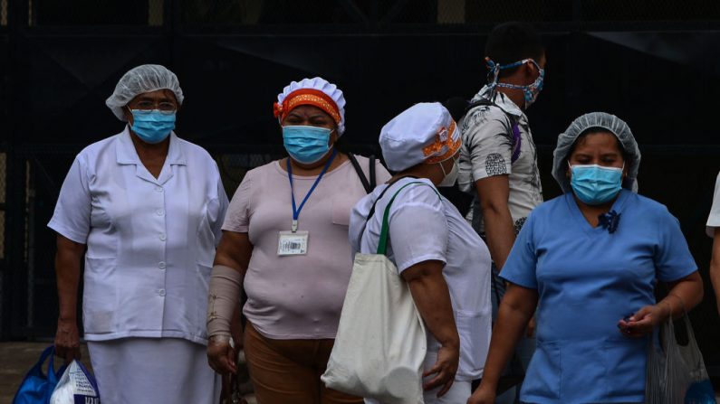 Las enfermeras salen del Hospital San Felipe en Tegucigalpa (Honduras), el 29 de mayo de 2020. (Foto de ORLANDO SIERRA/AFP vía Getty Images)