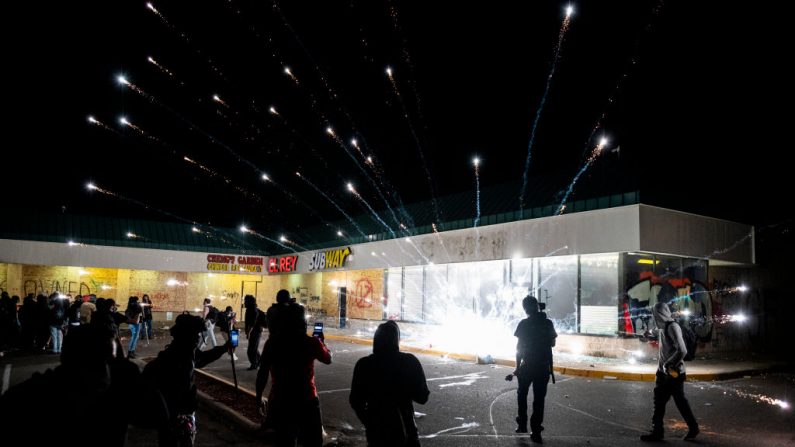 Un fuego artificial explota en un centro comercial cerca de la Quinta Comisaría de Policía el 29 de mayo de 2020 en Minneapolis, Minnesota. (Stephen Maturen/Getty Images)