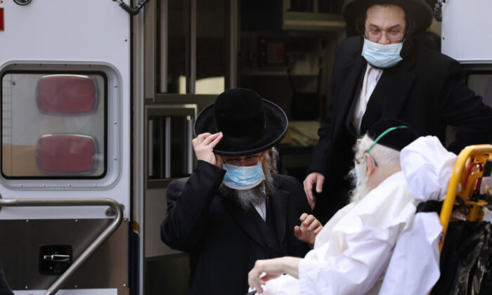 Paciente anciano es trasladado al Hospital Monte Sinaí en medio de la pandemia de coronavirus en la ciudad de Nueva York el 1 de abril de 2020. (Spencer Platt/Getty Images)