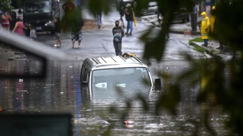 El techo de un vehículo sumergido en visto en el inundado barrio de Santa Lucía en Ilopango, El Salvador, durante la tormenta tropical Amanda, el 31 de mayo de 2020. (MARVIN RECINOS/AFP vía Getty Images)