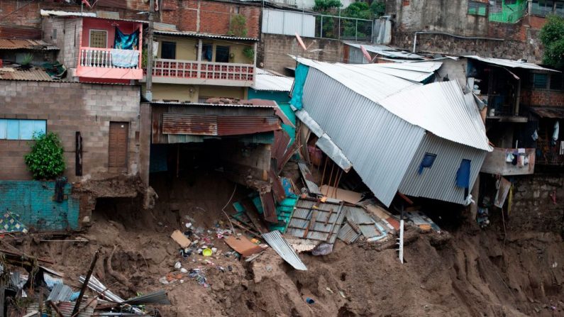 En una fotografía de archivo, una vista de las casas devastadas por el desbordamiento de un arroyo debido a las lluvias torrenciales causadas por el paso de la tormenta tropical Amanda en San Salvador (El Salvador) el 31 de mayo de 2020. (Yuri Cortez/AFP vía Getty Images)