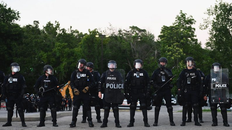 Se ve a los agentes de la ley durante una protesta en el Departamento de Policía de Ferguson el 31 de mayo de 2020 en Ferguson, Missouri. Las principales ciudades del país vieron manifestaciones por la muerte de George Floyd, algunas de las cuales se volvieron violentas. (Foto de Michael B. Thomas/Getty Images)
