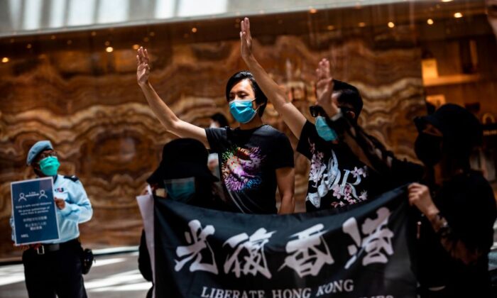 Manifestantes pro-democracia se reúnen durante una protesta de "almuerzo contigo" en un centro comercial en el distrito central de Hong Kong el 1 de junio de 2020. (Issac Lawrence/AFP vía Getty Images)