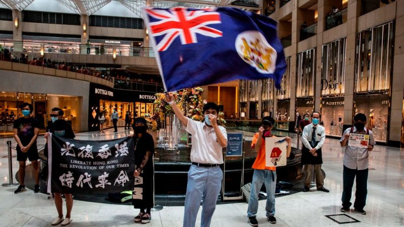 Un manifestante prodemocrácia agita una bandera colonial británica durante un mitin "Almuerzo contigo" en un centro comercial en el distrito central de Hong Kong el 1 de junio de 2020. (Issac Lawrence / AFP/Getty Images)
