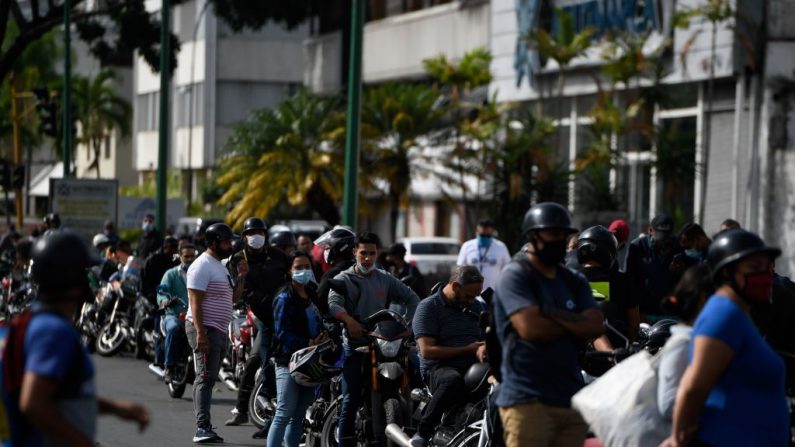 Los motociclistas esperan en una cola para repostar sus tanques en una gasolinera, en Caracas (Venezuela) el 1 de junio de 2020 en medio del nuevo brote del virus del PCCh. (FEDERICO PARRA/AFP vía Getty Images)