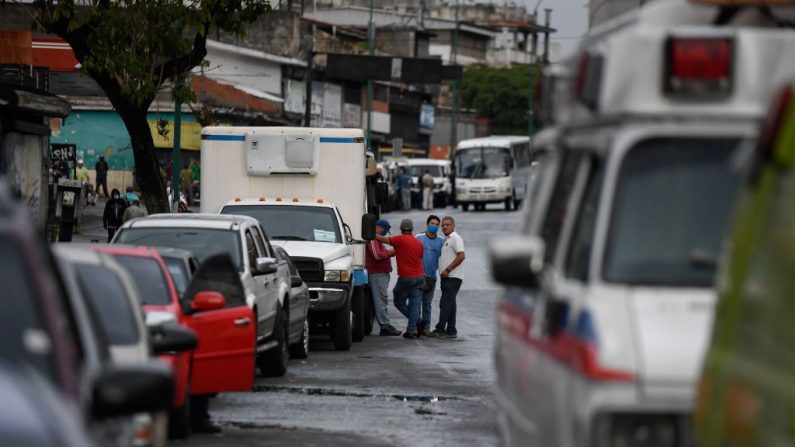 Los conductores hacen cola para repostar los tanques de sus coches en una gasolinera, en Caracas (Venezuela) el 1 de junio de 2020 en medio del nuevo brote del virus del PCCh. (FEDERICO PARRA/AFP vía Getty Images)