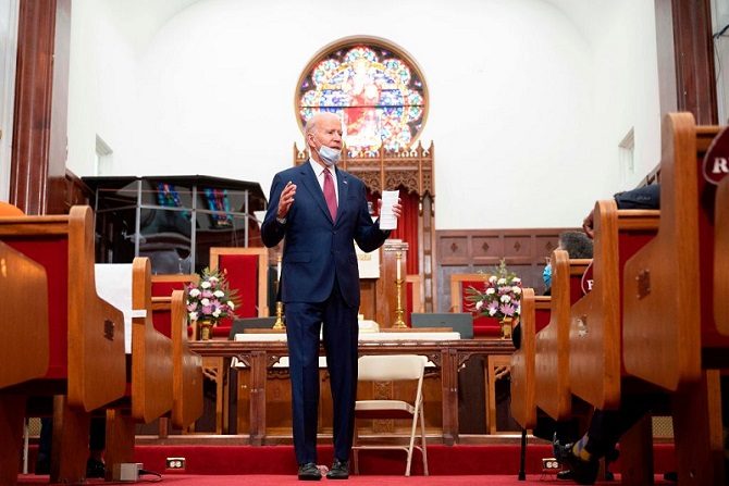 El exvicepresidente y candidato presidencial demócrata Joe Biden se reúne con miembros del clero y activistas de la comunidad durante una visita a la iglesia Bethel AME en Wilmington, Delaware, el 1 de junio de 2020. ( JIM WATSON/AFP vía Getty Images)