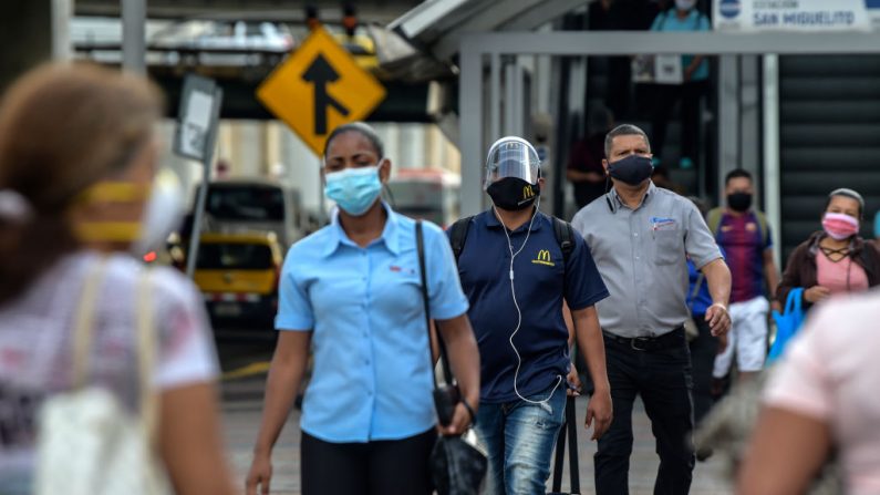 La gente usa máscaras faciales en medio de la preocupación por la propagación del COVID-19, en la ciudad de Panamá (Panamá), el 1 de junio de 2020. (Foto de LUIS ACOSTA/AFP vía Getty Images)