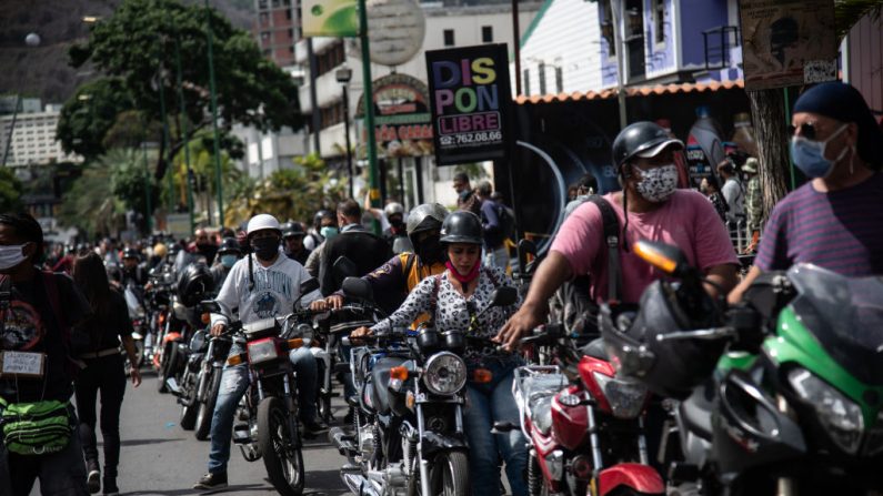 Una larga fila de motocicletas espera para poner gasolina en una gasolinera internacional el 1 de junio de 2020 en Caracas, Venezuela.  (Carolina Cabral/Getty Images)
