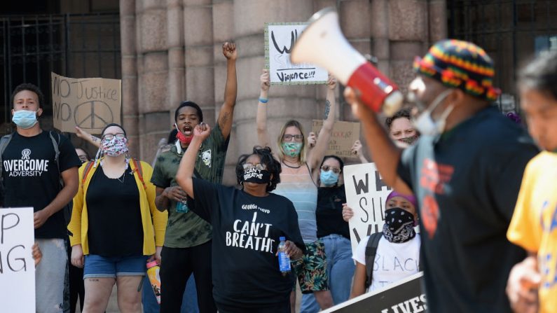 Los manifestantes protestan contra la brutalidad policial y la muerte de George Floyd frente al Centro de Justicia de la ciudad de St. Louis y el Ayuntamiento el 1 de junio de 2020 en St Louis, Missouri. (Michael B. Thomas/Getty Images)