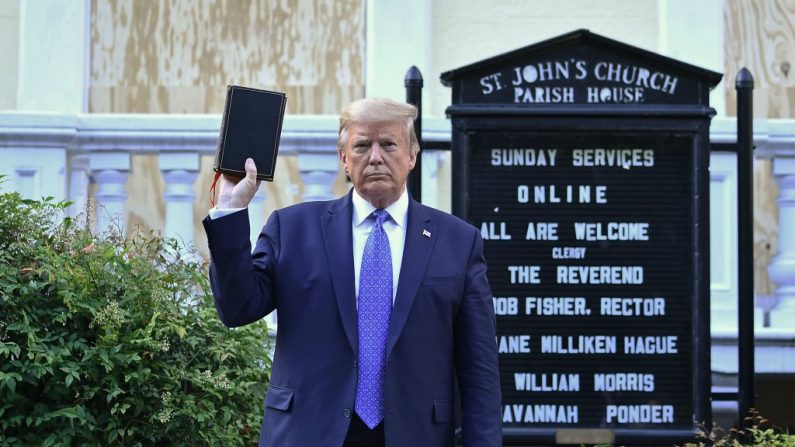 El presidente de Estados Unidos Donald Trump sostiene una Biblia fuera de la iglesia episcopal de St John's en el parque Lafayette en Washington, DC el 1 de junio de 2020. (BRENDAN SMIALOWSKI/AFP a través de Getty Images)