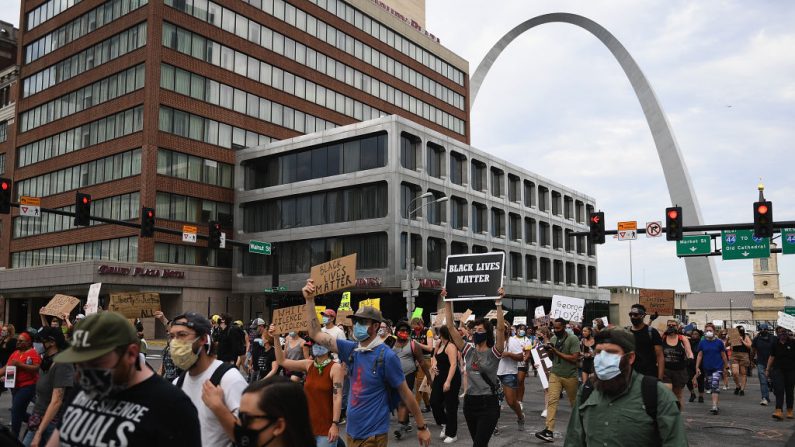 Los manifestantes protestan contra la brutalidad policial y la muerte de George Floyd a través del centro de St. Louis el 1 de junio de 2020 en St Louis, Missouri. (Michael B. Thomas/Getty Images)
