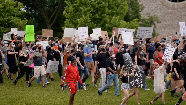 Los manifestantes protestan contra la brutalidad policial y la muerte de George Floyd el 1 de junio de 2020 en St Louis, Missouri. (Michael B. Thomas/Getty Images)
