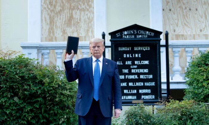 El presidente Donald Trump sostiene una Biblia mientras visita la Iglesia de St. John, frente a la Casa Blanca, en Washington, el 1 de junio de 2020. (Brendan Smialowski/AFP a través de Getty Images)
 
