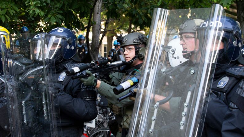 Oficiales de policía con equipo antidisturbios dispararon balas de goma a los manifestantes fuera de la Casa Blanca, 1 de junio de 2020, en Washington D.C. (JOSE LUIS MAGANA/AFP a través de Getty Images)