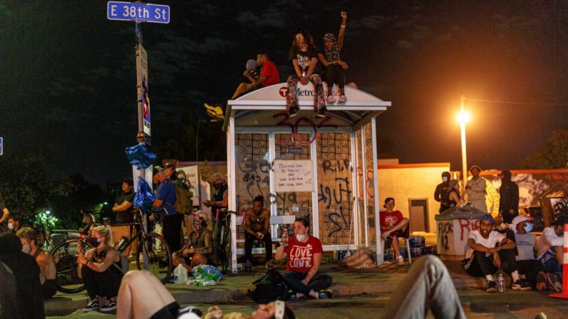 Manifestantes pidiendo justicia por la muerte de George Floyd esperan después del toque de queda fuera del Cup Foods el 1 de junio de 2020 en Minneapolis, Minnesota. (Kerem Yucel/AFP vía Getty Images)