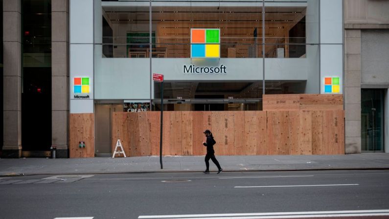 Una tienda de Microsoft entablada en Minneapolis el 2 de junio de 2020 en Manhattan en la Ciudad de Nueva York. (Foto de Johannes EISELE / AFP) (Foto de JOHANNES EISELE/AFP a través de Getty Images)
