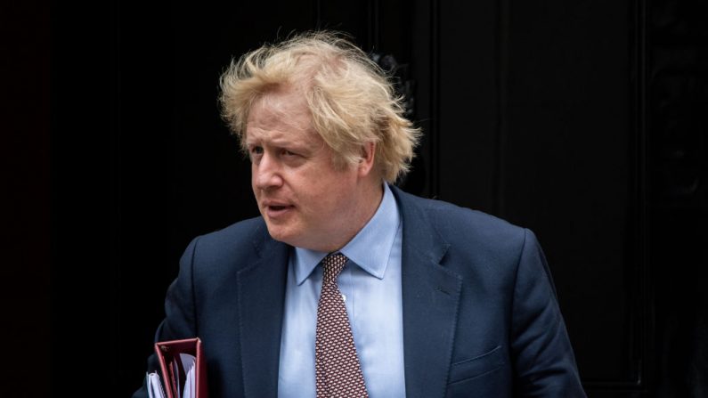 El Primer Ministro Británico, Boris Johnson sale de Downing Street para asistir a las preguntas de los Primeros Ministros en las Cámaras del Parlamento el 3 de junio de 2020 en Londres, Inglaterra. (Foto de Chris J Ratcliffe/Getty Images)