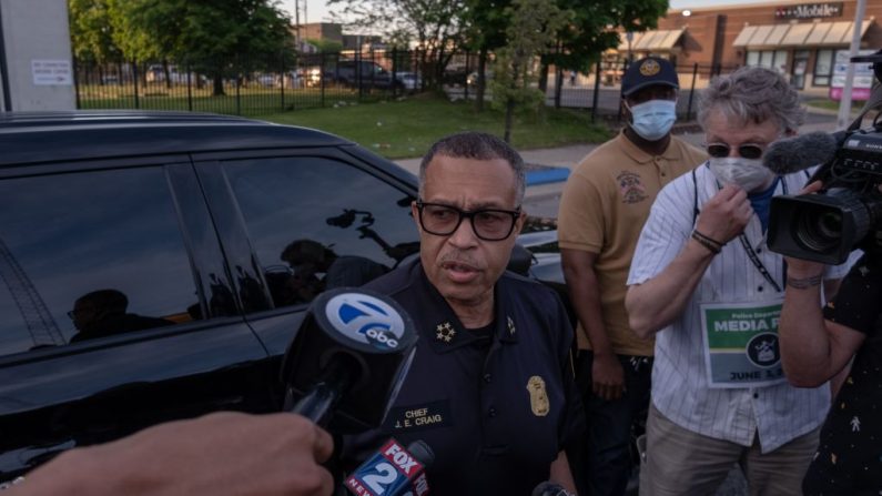 El jefe de la policía de Detroit, James Craig, habla con la prensa sobre las protestas que tienen lugar en Detroit, Michigan, el 3 de junio de 2020 (SETH HERALD/ AFP a través de Getty Images)