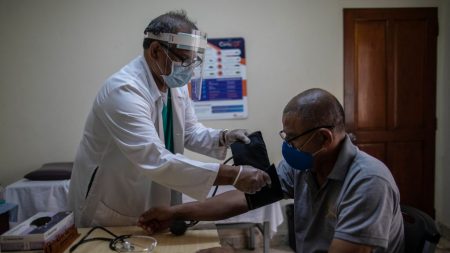 Régimen de Ortega despide a médicos que critican falta de medidas por COVID-19 en Nicaragua